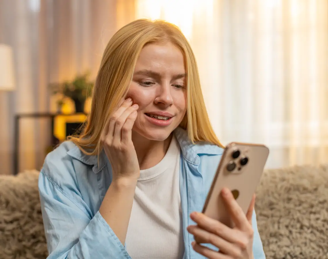 Person söker akut tandvård på mobilen